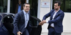 Ο Αλέξης Τσίπρας βγαίνει από το αυτοκίνητο έξω από τα γραφεία του ΣΥΡΙΖΑ