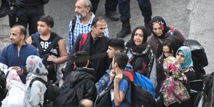 Αλλοδαποί που διέμεναν στο υπό κατάληψη κτίριο επιβιβάζονται σε πούλμαν