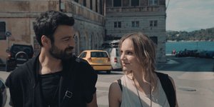 Ο Ανδρέας Γεωργίου σε στιγμιότυπο από την σειρά «8 Λέξεις» του ΣΚΑΙ