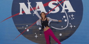 H Ελένη Αντωνιάδου σε μια φωτογραφία μπροστά στο λογότυπο της NASA
