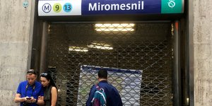 Κόσμος μπροστά από κλειστό σταθμό του μετρό στο Παρίσι