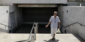 Ανδρας έξω από κλειστό Μετρό