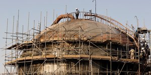 Ανδρας στην οροφή κτιρίου της Aramco