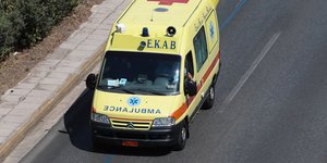 Ασθενοφόρο σε δρόμο