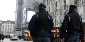 Αστυνομικοί περπατούν στο Μιλάνο
