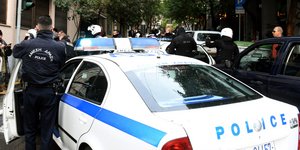 Περιπολικό με αστυνομικούς