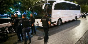 Αστυνομικοί φυλάνε λεωφορείο