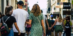 Κόσμος κάνει βόλτα στο κέντρο της Αθήνα