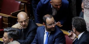 Ο βουλευτής της ΝΔ Μπάμπης Παπαδημητρίου στη βουλή με συναδέλφους του