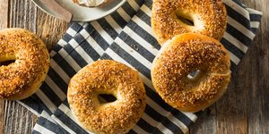 Bagel σε τραπέζι