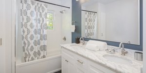 Το εσωτερικό ενός μπάνιου