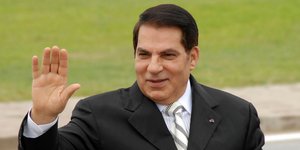 Ο έκπτωτος πρόεδρος της Τυνησίας χαιρετά το πλήθος από το προεδρικό όχημα