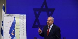 Ο πρωθυπουργός του Ισραήλ Μπέντζαμιν Νετανιάχου μπροστά σε έναν χάρτη της Λωρίδας της Γάζας