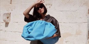 Γυναίκα με μεγάλη τσάντα