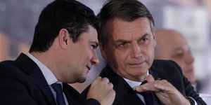 Ο Ζαϊχ Μπλσονάρου μιλάει με πολιτικό