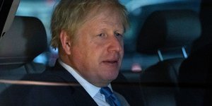 Ο Μπόρις Τζόνσον μέσα σε αυτοκίνητο