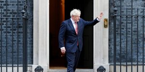 Ο Μπόρις Τζόνσον στην Ντάουνινγ Στριτ στη Βρετανία