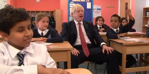 Ο Μπόρις Τζόνσον ανάμεσα σε μαθητές