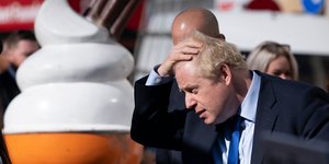 Ο Μπόρις Τζόνσον πιάνει τα μαλλιά του