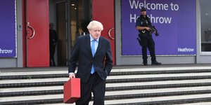 Ο Μπόρις Τζόνσον με βαλίτσα στο Χίθροου