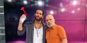 Ο Τούρκος ηθοποιός Τζαν Γιαμάν και ο Νίκος Μουτσινάς στην εκπομπή «Καλό Μεσημεράκι»