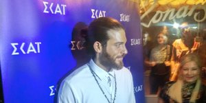 Ο Τζαν Γιαμάν σε μπαρ στην Αθήνα όπου έγινε πάρτι προς τιμήν του