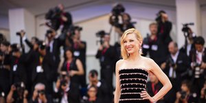 Η Κέιτ Μπλάνσετ με μαύρη τουαλέτα στο κόκκινο χαλί