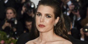 Η Σαρλότ Κασιράγκι κοιτά στον φακό