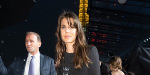 Η Σαρλότ Κασιράγκι με μαύρα ρούχα