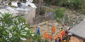 Συνεργεία δίπλα σε αεροσκάφος που έπεσε σε σπίτι