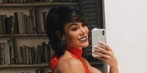 Γυναίκα με κόκκινο φόρεμα