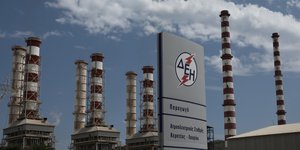 Ταμπέλα της ΔΕΗ και φουγάρα