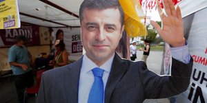 Χάρτινο ομοίωμα του ηγέτη του κουρδικού κόμματος Σελαχαντίν Ντεμιρτάς