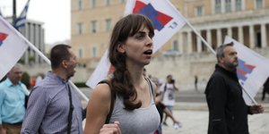 Διαδηλωτές του ΠΑΜΕ έξω από την Βουλή