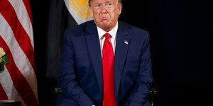 Ο Ντόναλντ Τραμπ κάνει γκριμάτσα ενώ κάθεται