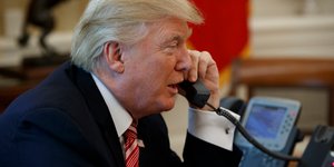 Ο Ντόναλντ Τραμπ μιλάει στο τηλέφωνο