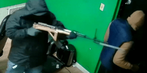 Οι δράστες κρατούν ένα τυφέκιο με ξιφολόγχη εισβάλλοντας σε κατάστημα ειδών καπνού στη Φλόριντα