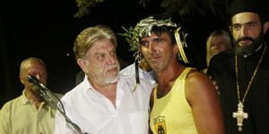 Δρομέας βραβεύεται από τον Γιάννη Βούρο