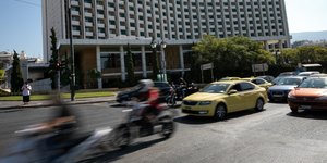 Δρόμος στην Αθήνα με κίνηση οχημάτων