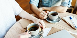Ενας άνδρας και μια γυναίκα πίνουν καφέ