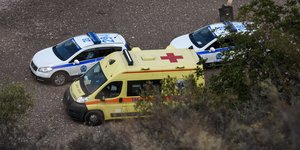 Περιπολικά της ΕΛ.ΑΣ και ασθενοφόρο του ΕΚΑΒ