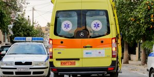 Ασθενοφόρο του ΕΚΑΒ περνά δίπλα από περιπολικό
