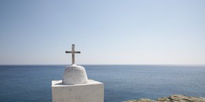 Εκκλησάκι στην άκρη στη θάλασσα μια ημέρα με καλό καιρό και ήλιο