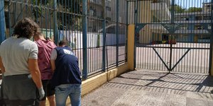 Έλεγχος από άνδρες της αστυνομίας για ναρκωτικά έξω από σχολείο