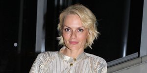  Η Έλενα Χριστοπούλου με χρυσή μπλούζα ποζάρει στην κάμερα