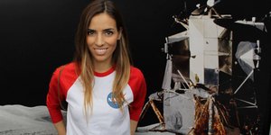 Η Ελένη Αντωνιάδου σε μια φωτογραφία με μπλούζα της NASA