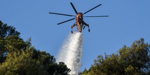 Δυνάμεις από αέρος στη φωτιά στη Νέα Μάκρη