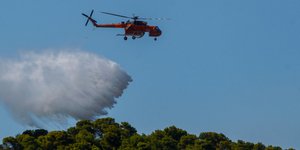 Ελικόπτερο ρίχνει νερό σε πυρκαγιά
