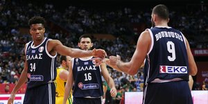 Αντετοκούνμπο, Μπουρούσης και Παπανικολάου σε φάση της Εθνικής μπάσκετ