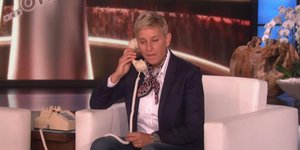 Η Ελεν ΝτεΤζένερις μιλά στο τηλέφωνο